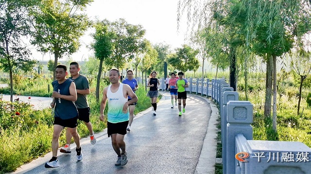 【奔跑生态平川 畅游千年陶都】2025平川半马临近 沁川湖畔跑者“热身”忙